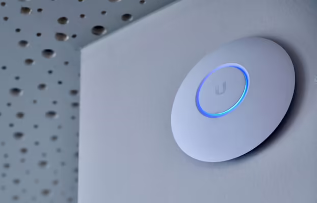 Wi-Fi Lento e Zone Morte? Ecco la Guida Definitiva per Potenziare la Tua Rete (A Casa e in Ufficio)